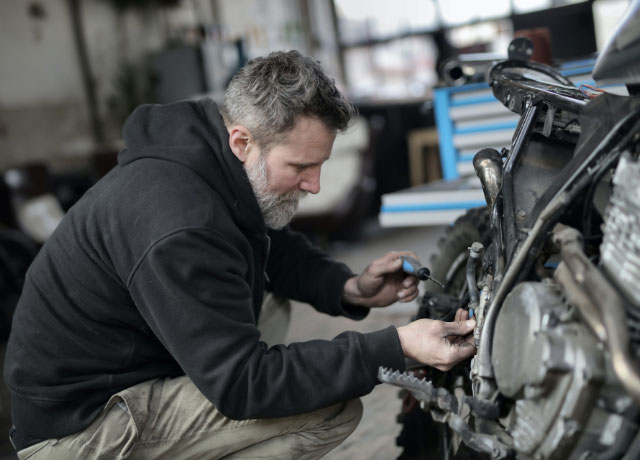 mecánico reparando moto