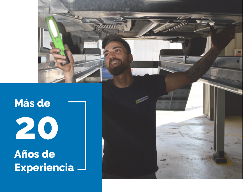 mecánico con más de veinte años de experiencia reparando coche